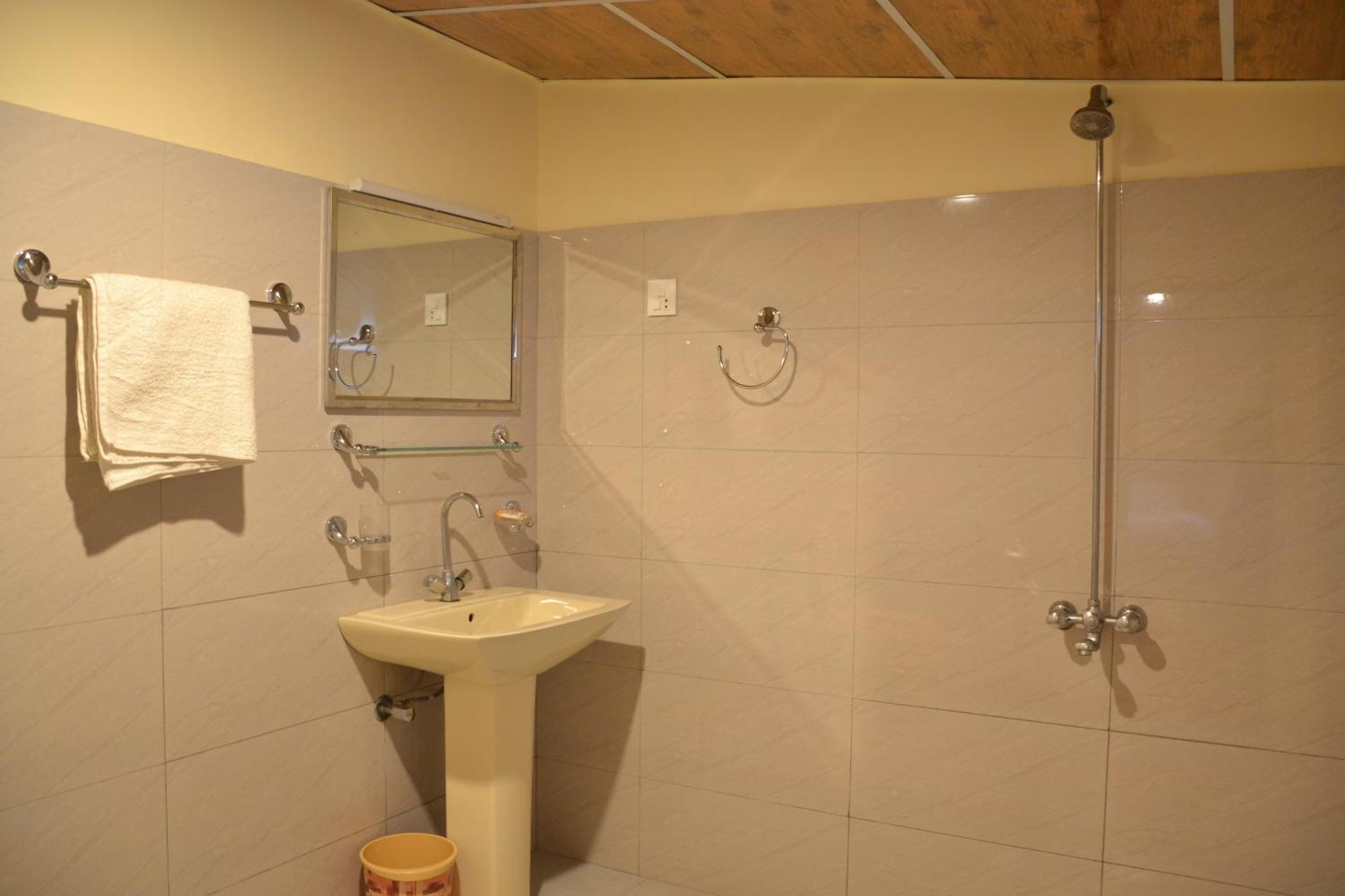 West End Lodges Neelum 外观 照片
