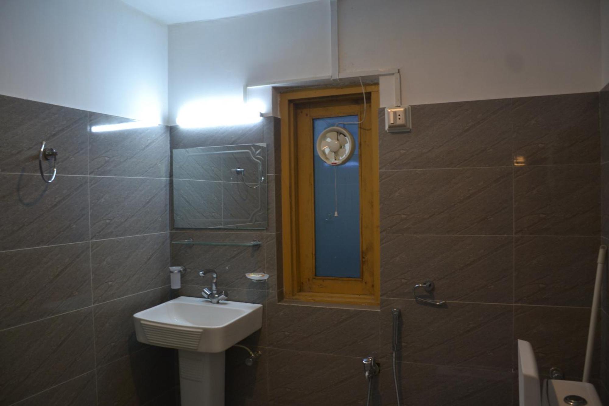 West End Lodges Neelum 外观 照片